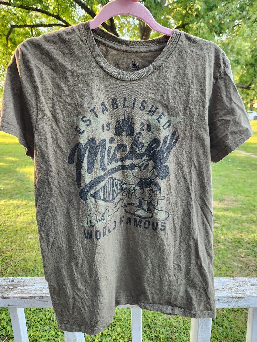 Disney Parks "Established 1928" Mickey Mouse World Famous Graphic Tee EUC